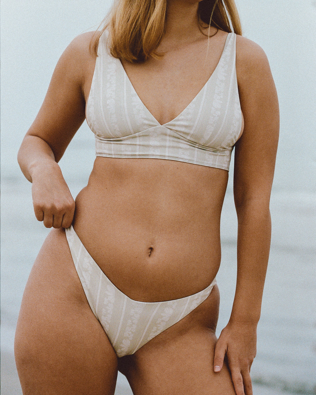 טופ ביקיני "Honolulu Top - Beige Flow" של Lika Swimwear בצבע בז', עם שרוכים ארוכים ומערכת קשירה אחורית ייחודית