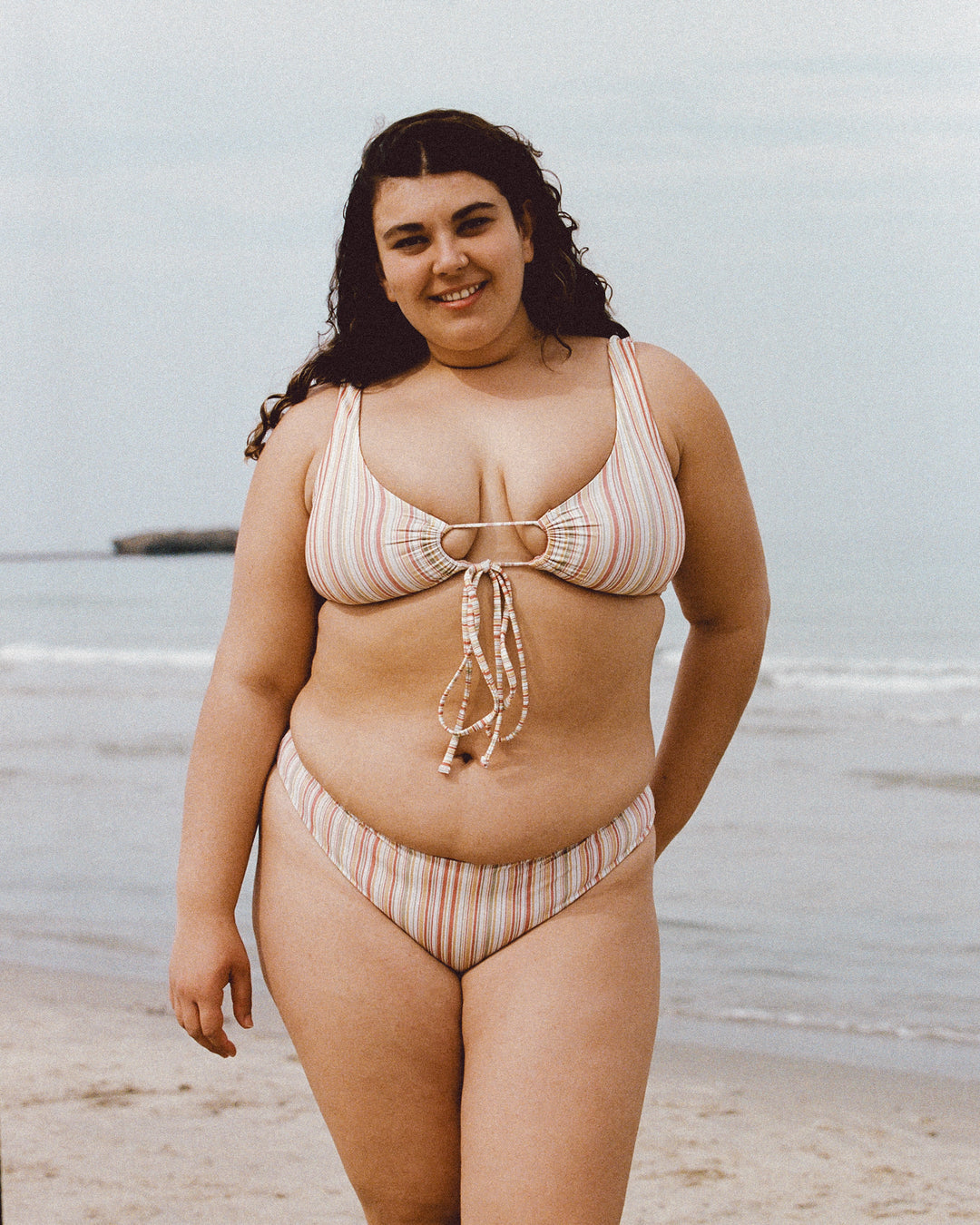 בגד ים נשים של Lika Swimwear בעיצוב טרנדי וקייצי, בגזרה נוחה ומחמיאה לכל סוגי הגוף, כולל נשים מלאות, עם הדפסים וצבעים חיים בהשראת חופי הוואי, מותאם במיוחד לנשים ישראליות, אידיאלי לחוף, לבריכה או לחופשה קייצית.