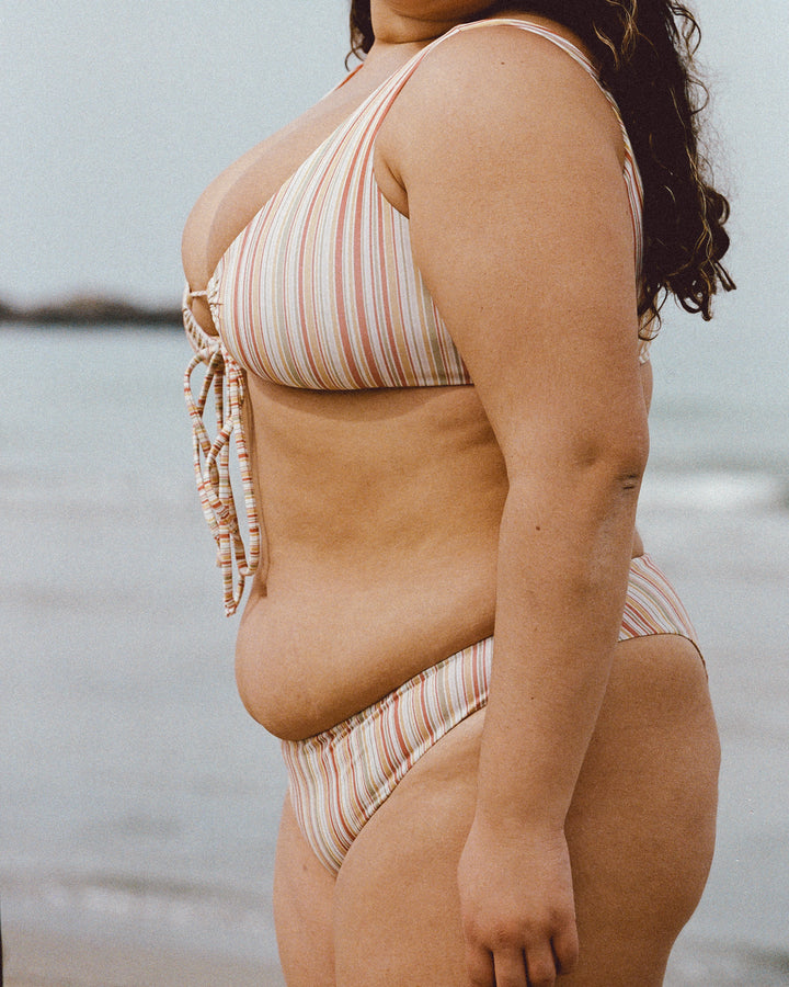 בגד ים נשים של Lika Swimwear בעיצוב טרנדי וקייצי, בגזרה נוחה ומחמיאה לכל סוגי הגוף, כולל נשים מלאות, עם הדפסים וצבעים חיים בהשראת חופי הוואי, מותאם במיוחד לנשים ישראליות, אידיאלי לחוף, לבריכה או לחופשה קייצית.