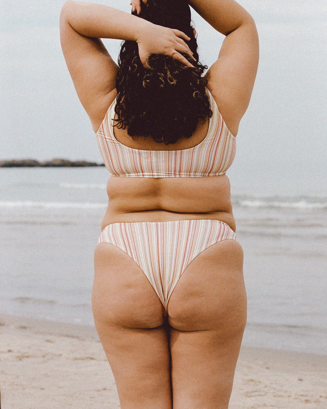 בגד ים נשים של Lika Swimwear בעיצוב טרנדי וקייצי, בגזרה נוחה ומחמיאה לכל סוגי הגוף, כולל נשים מלאות, עם הדפסים וצבעים חיים בהשראת חופי הוואי, מותאם במיוחד לנשים ישראליות, אידיאלי לחוף, לבריכה או לחופשה קייצית.