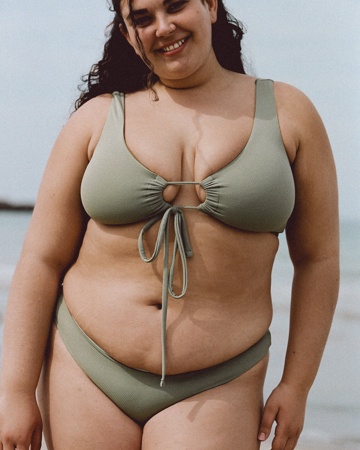 בגד ים לנשים של Lika Swimwear, המשלב סטייל, נוחות וגזרה מחמיאה. העיצובים כוללים צבעים קיציים, הדפסים פרחוניים, פסים, גיאומטריים וטרנדיים, בהשראת השראה הוואית ותרבות החוף. מתאים לכל סוגי הגוף, כולל נשים מלאות, ומותאם במיוחד לנשים ישראליות. מושלם לים, לבריכה, חופשות קייציות או צילום לייף-סטייל.