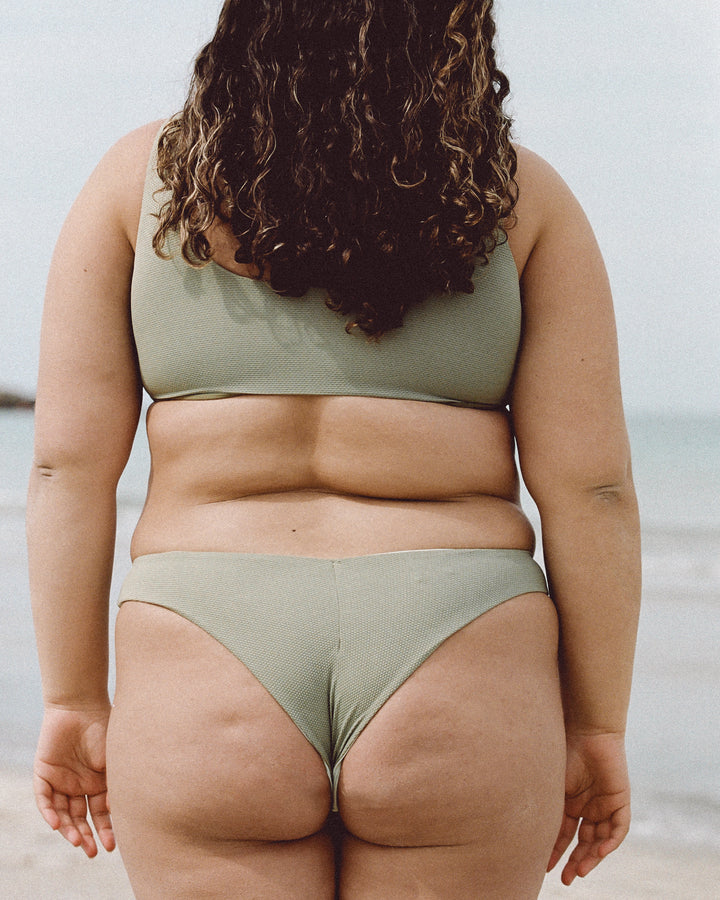 בגד ים לנשים של Lika Swimwear, המשלב סטייל, נוחות וגזרה מחמיאה. העיצובים כוללים צבעים קיציים, הדפסים פרחוניים, פסים, גיאומטריים וטרנדיים, בהשראת השראה הוואית ותרבות החוף. מתאים לכל סוגי הגוף, כולל נשים מלאות, ומותאם במיוחד לנשים ישראליות. מושלם לים, לבריכה, חופשות קייציות או צילום לייף-סטייל.
