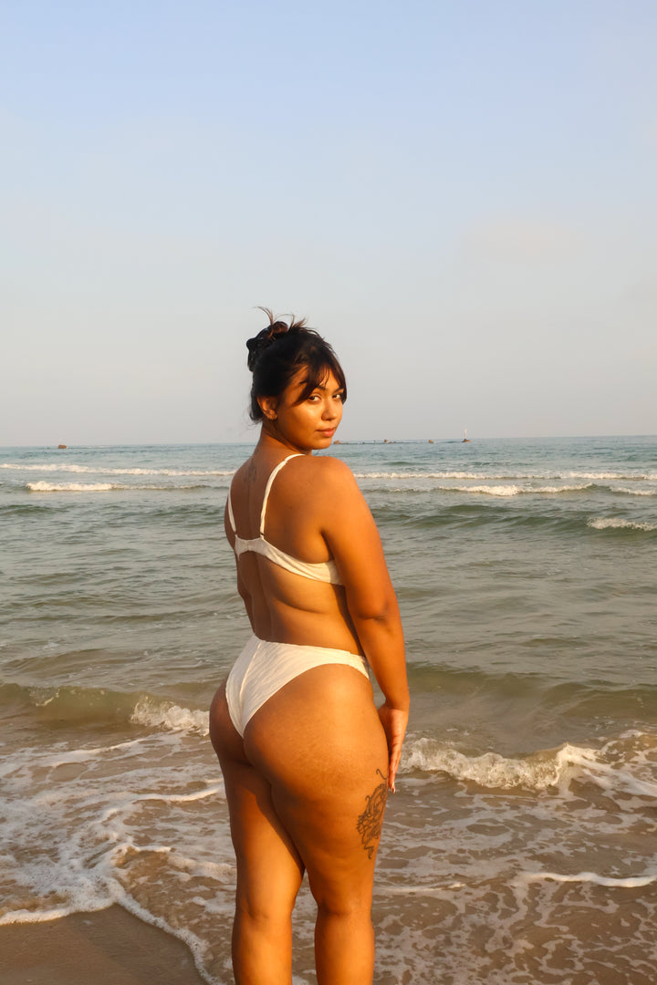בגד ים לנשים מלאות של Lika Swimwear, בגזרה נוחה ומחמיאה, עם עיצוב טרנדי וצבעים קיציים, מושלם לחוף, לבריכה או חופשה קייצית