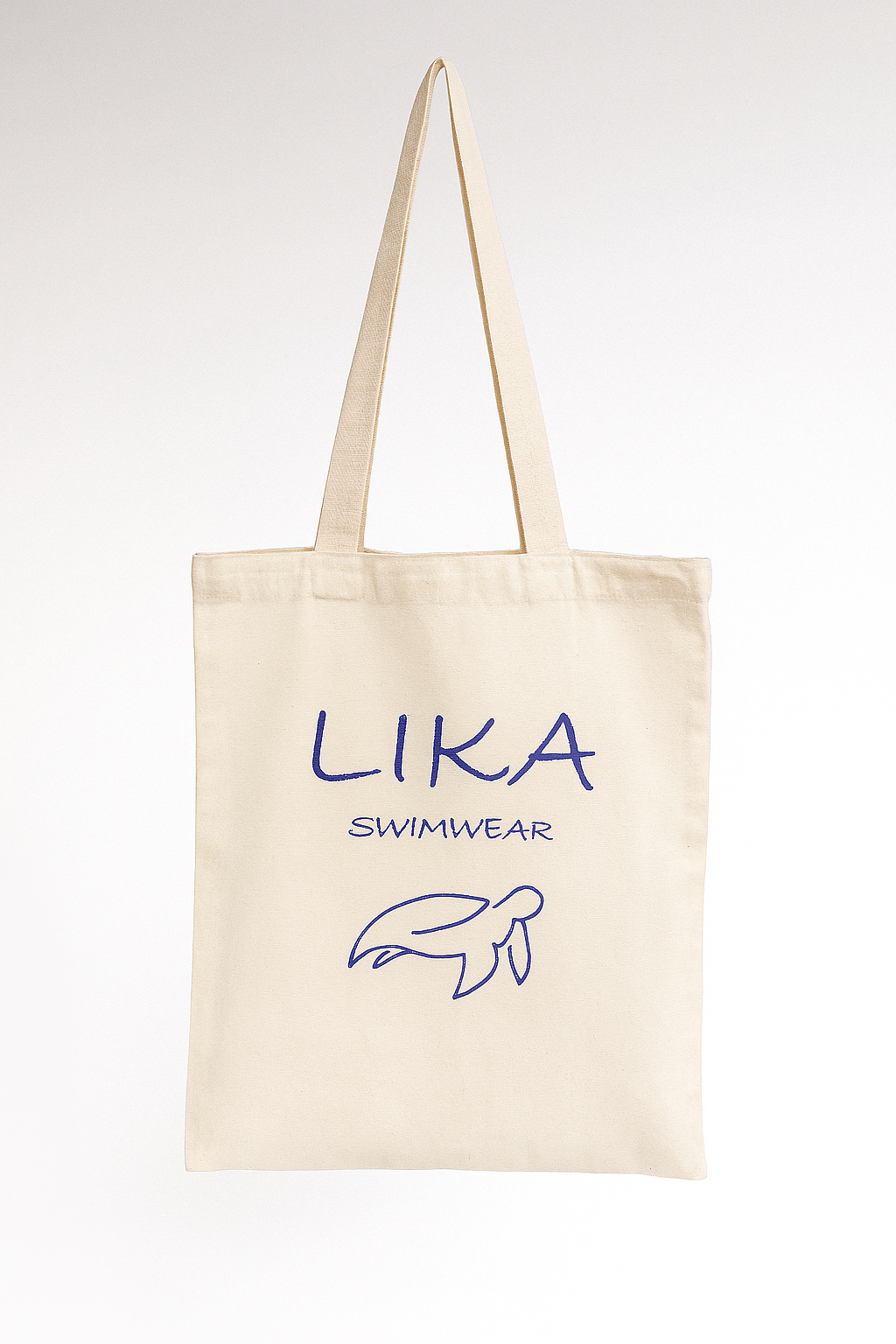 תיק יד בצבע בז׳ עם לוגו צב ים וטקסט 'LIKA Swimwear' על רקע אפור.