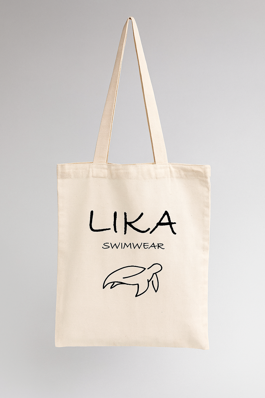 תיק יד בצבע בז׳ עם לוגו צב ים וטקסט 'LIKA Swimwear' על רקע אפור.