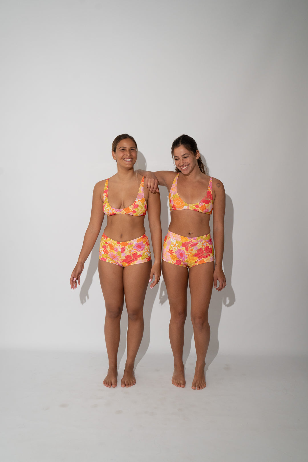 בביקיני צבעוני עם הדפס טרופי מבית Lika Swimwear, המשלב סטייל קיץ טרופי, נוחות ואופנתיות מושלמת לחופשה בים או בבריכה.