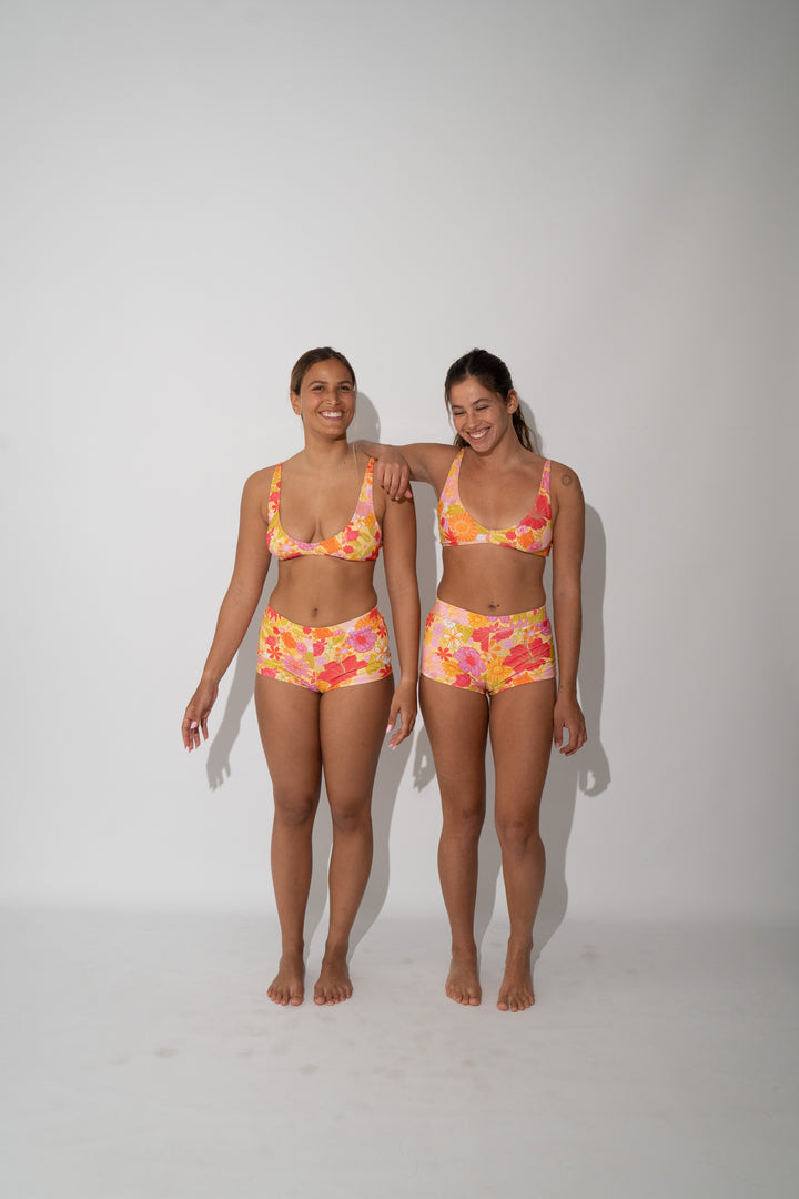 בביקיני צבעוני עם הדפס טרופי מבית Lika Swimwear, המשלב סטייל קיץ טרופי, נוחות ואופנתיות מושלמת לחופשה בים או בבריכה.