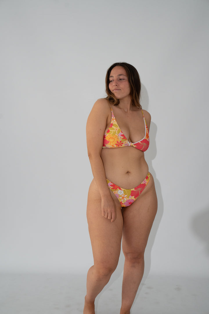 אשה בביקיני עם הדפס טרופי מבית LikaSwimwear