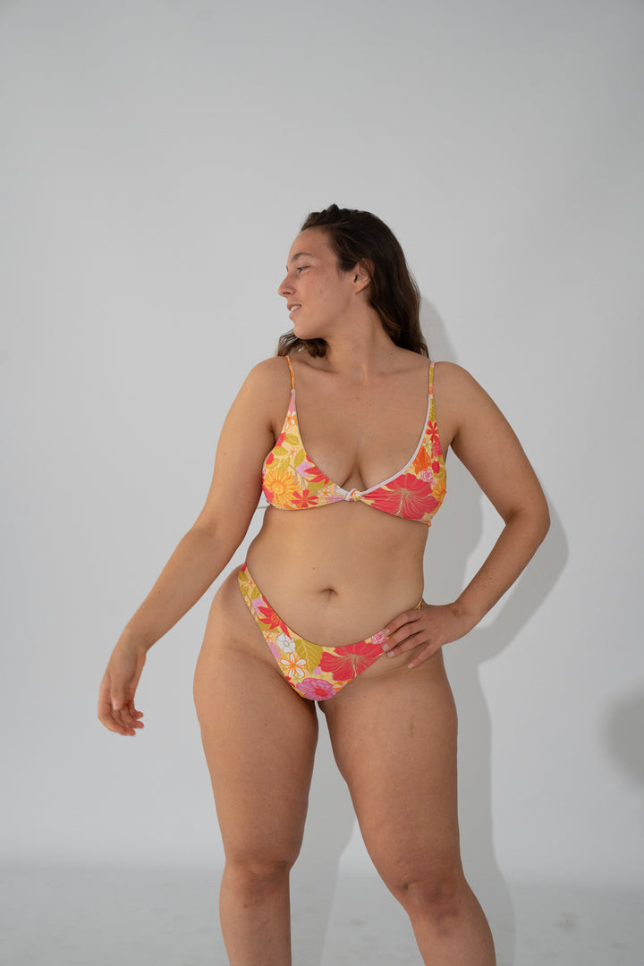 אשה בביקיני עם הדפס טרופי מבית LikaSwimwear