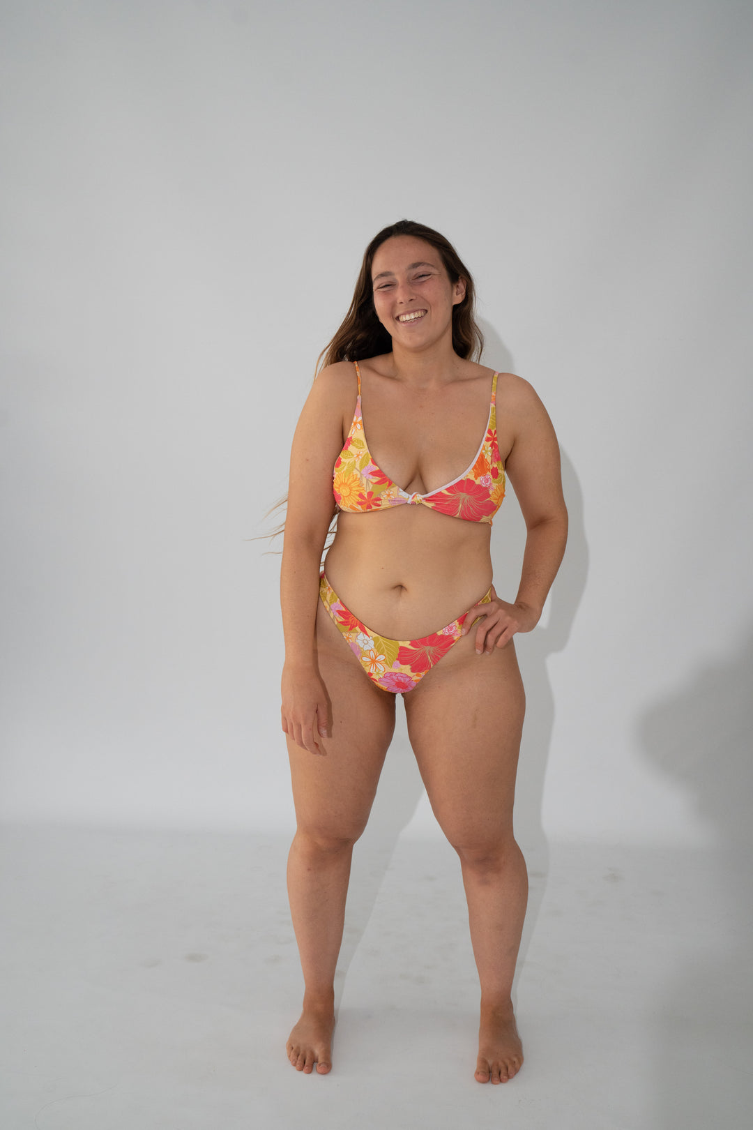 אשה בביקיני עם הדפס טרופי מבית LikaSwimwear